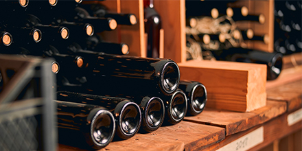 couverture de : Servir le vin et g&eacute;rer sa cave