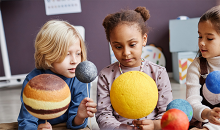 couverture de : D&eacute;couvrir le syst&egrave;me solaire (8-12 ans)